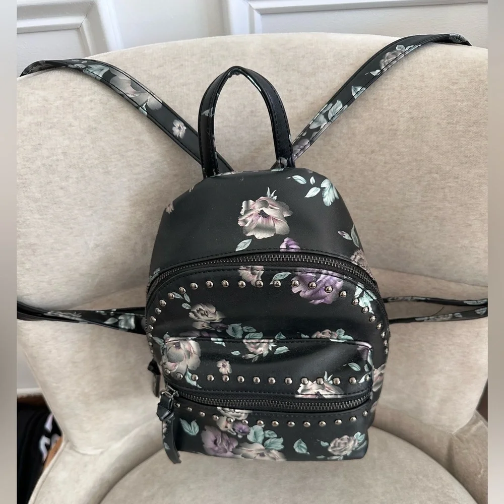 Mini backpack with flowers, double pocket.